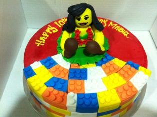 The Lego-themed cake.